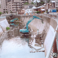 写真4 水路護岸補修ハツリ